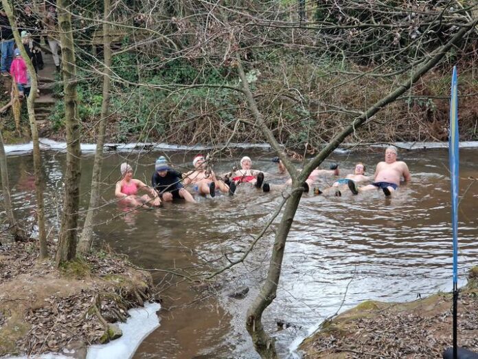 Eiskalte Wette eingelöst: TV Langenselbold feiert 2.013 Mitglieder mit Neujahrsbad