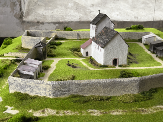 Fertiggestelltes Modell: Die Baugeschichte der Laurentiuskirche vor 1636 zu bestaunen