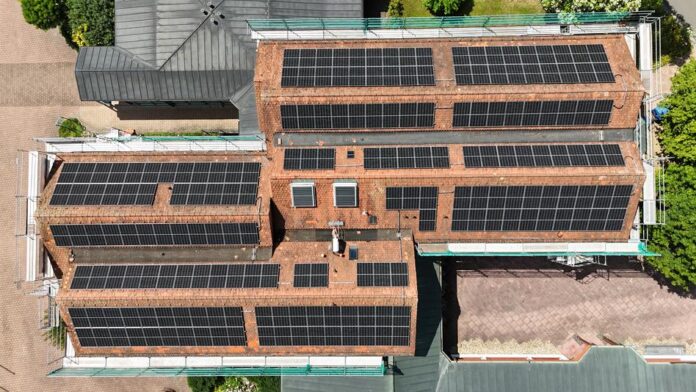 Neue Photovoltaikanlage auf dem Rathausdach der Gemeinde Gründau