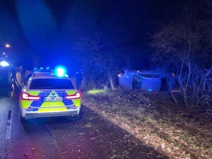 Alkoholisierter Autofahrer soll verfolgenden Streifenwagen gerammt und Geldtransporter touchiert haben: Festnahme nach anschließendem Alleinunfall in Bayern
