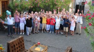 02 awo peth gruppe haende hoch f1432e912918c13a5558ad19b0d3fec3 mkk 950x534