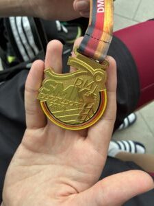dm smk goldmedaille jonas tittel 62cec3973fa2394d8a87d6b195f7b2ed mkk 300x225 rotated dm smk goldmedaille jonas tittel 62cec3973fa2394d8a87d6b195f7b2ed mkk 300x225 rotated