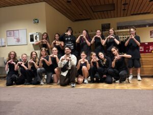 die tvw hiphop gruppe nach einem coolen auftritt 496639cf4d61283b43a44947ef189972 mkk