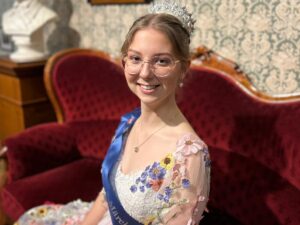 maerchenkoenigin sofa df11b8b610a594a0e319512bfa9ba32c mkk