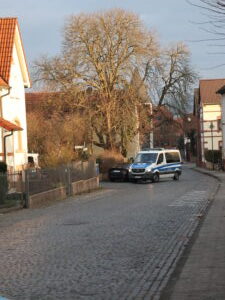 polizei waehrend der evakuierung 091f037abe9085151485bf177f9e472f mkk 300x225 rotated polizei waehrend der evakuierung 091f037abe9085151485bf177f9e472f mkk 300x225 rotated